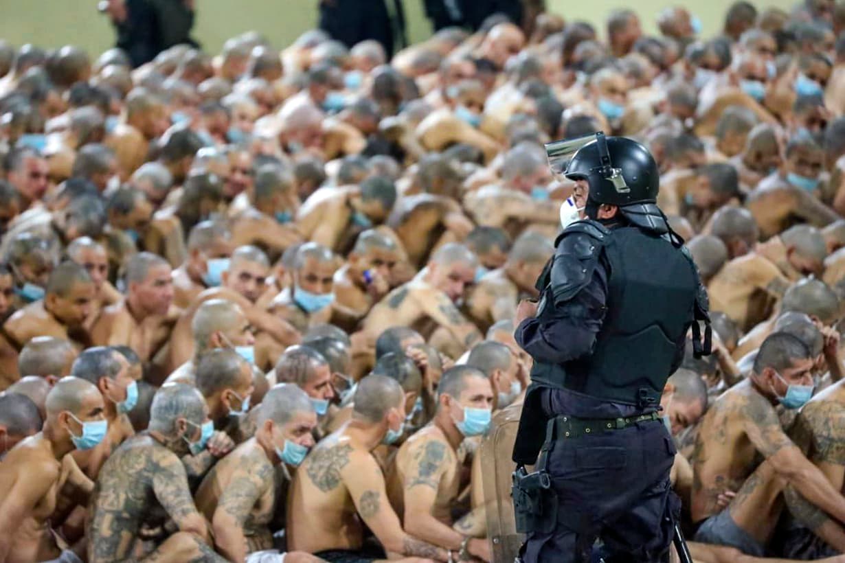 سجناء في السلفادور يخضعون للتدقيق وسط جائحة كورونا 