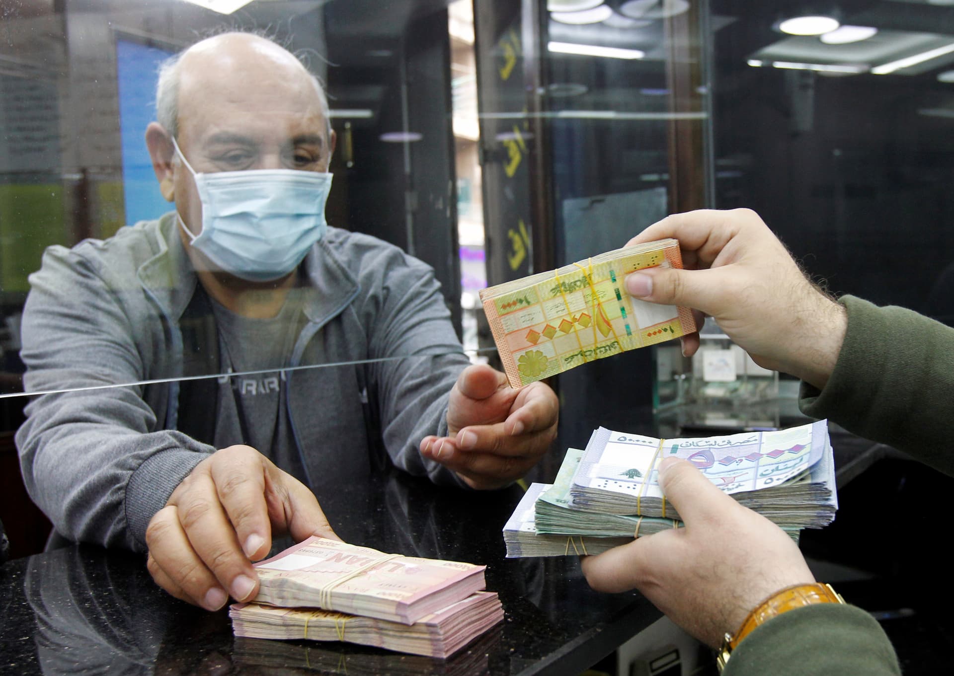 مصرف لبنان يحدد سعر الدولار في الصرافة عند 3200 ليرة كحد أقصى