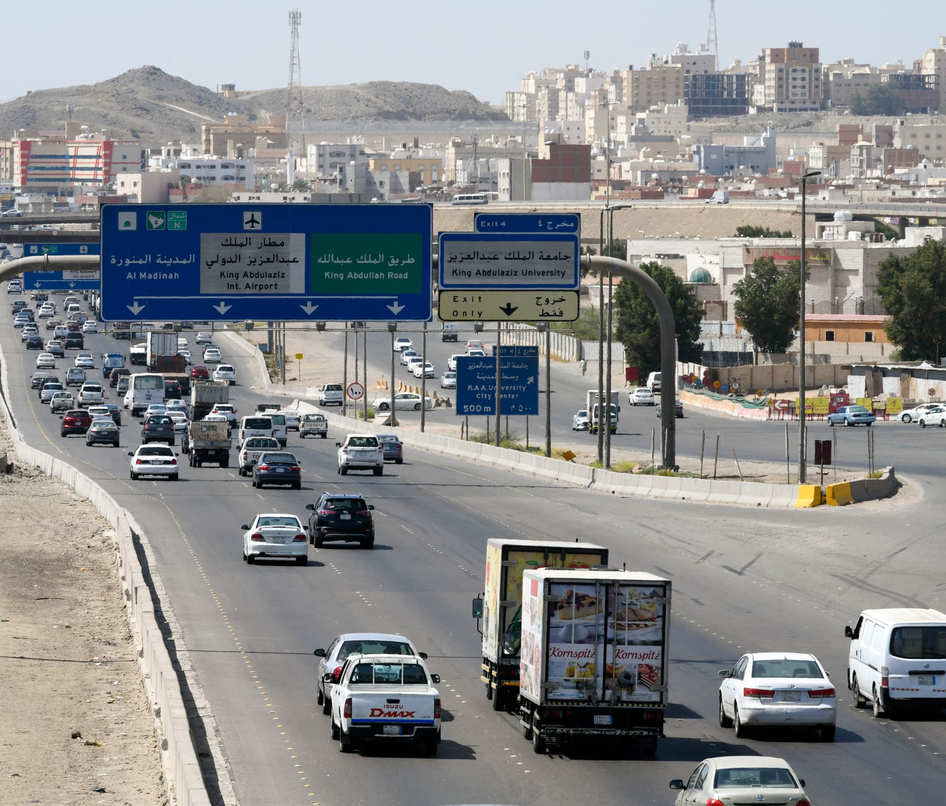 عودة الحركة إلى شوارع جدة بعد رفع منع التجول جزئيا 