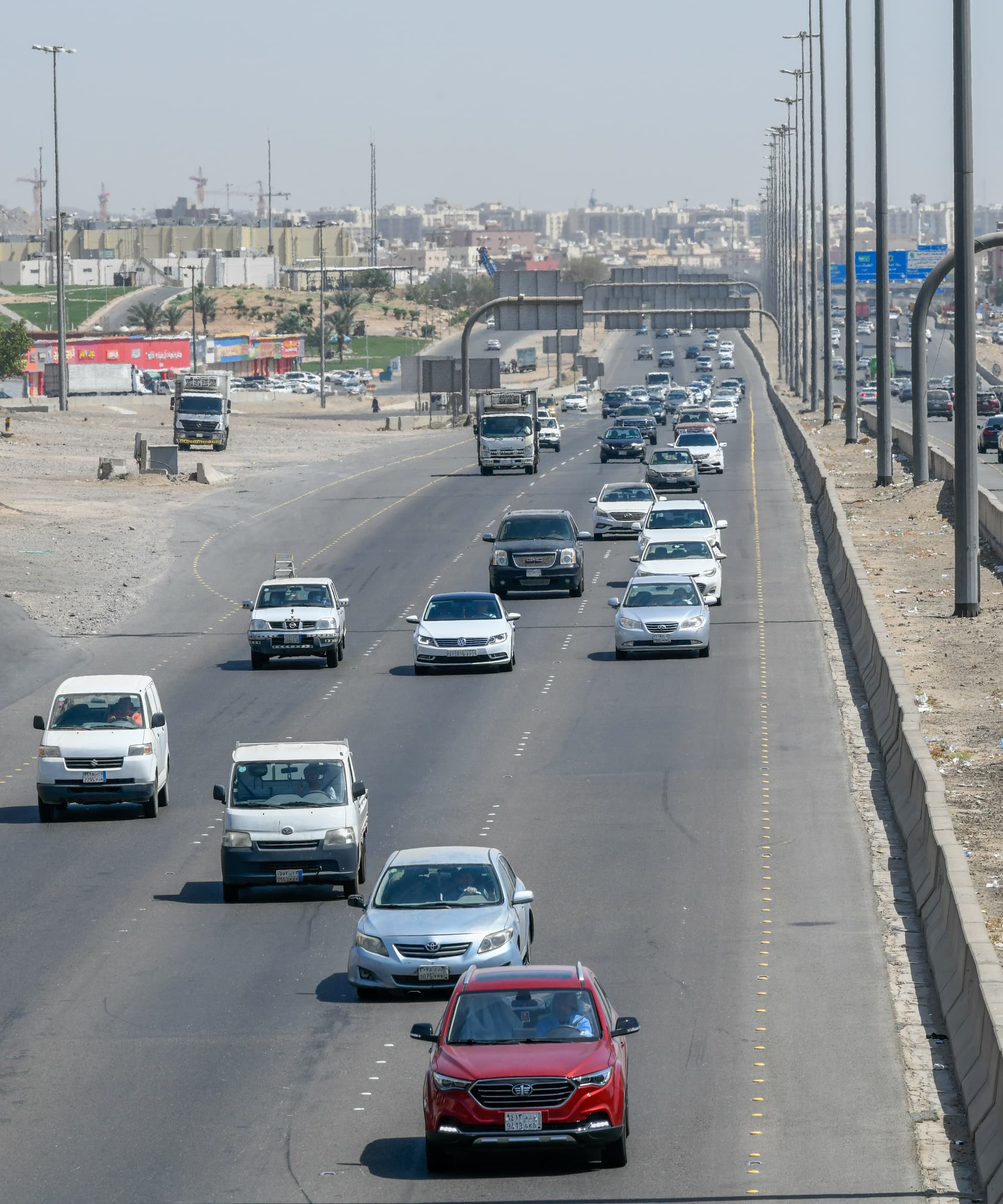 عودة الحركة إلى شوارع جدة بعد رفع منع التجول جزئيا 