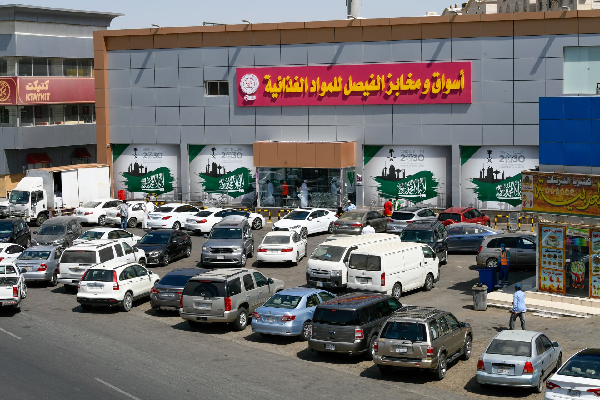 عودة الحركة إلى شوارع جدة بعد رفع منع التجول جزئيا 