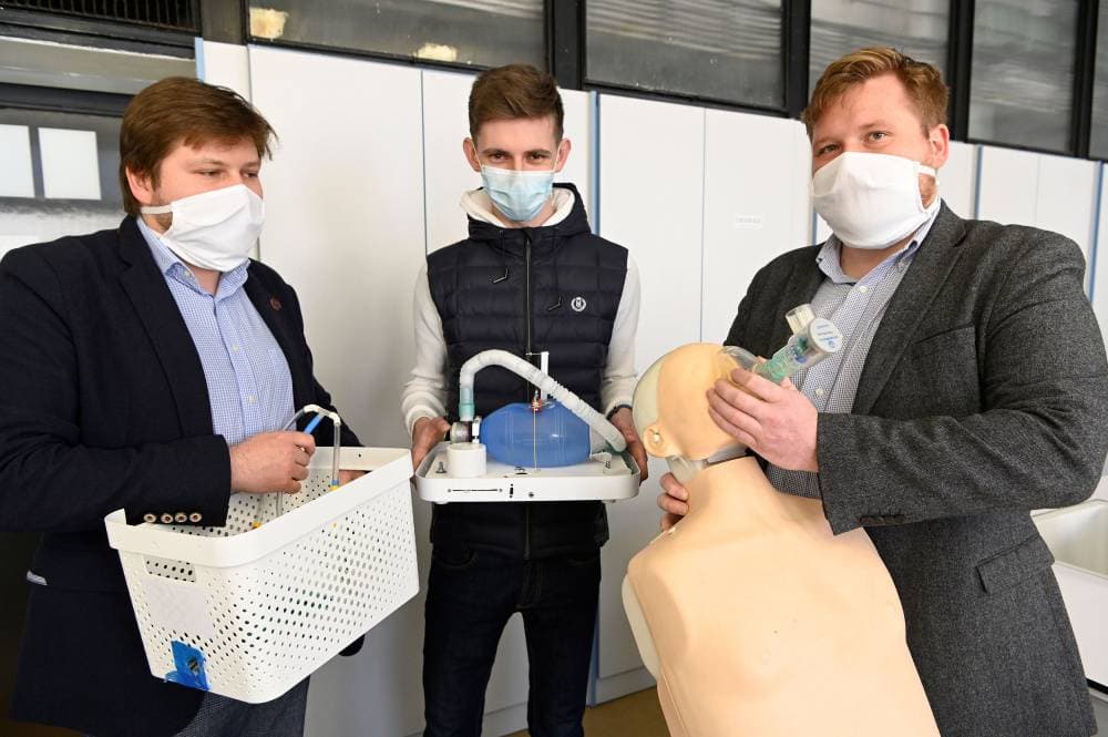 مخترعون يقدمون جهاز تنفس مصنوع من أجزاء متاحة بسهولة في سلوفاكيا. "رويترز"