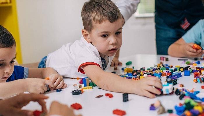 وسائل التواصل المعززة تدعم تمكين الطفل من الكلام وتنمي مهاراته اللغوية.