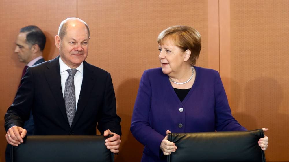 المستشارة الألمانية ووزير ماليتها خلال مؤتمر صحافي في برلين. «أ ب »