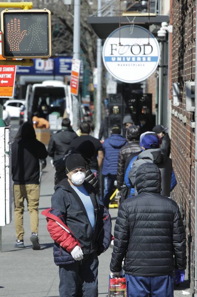 زبائن يصطفون أمام سوبر ماركت في نيويورك. "أ ب"