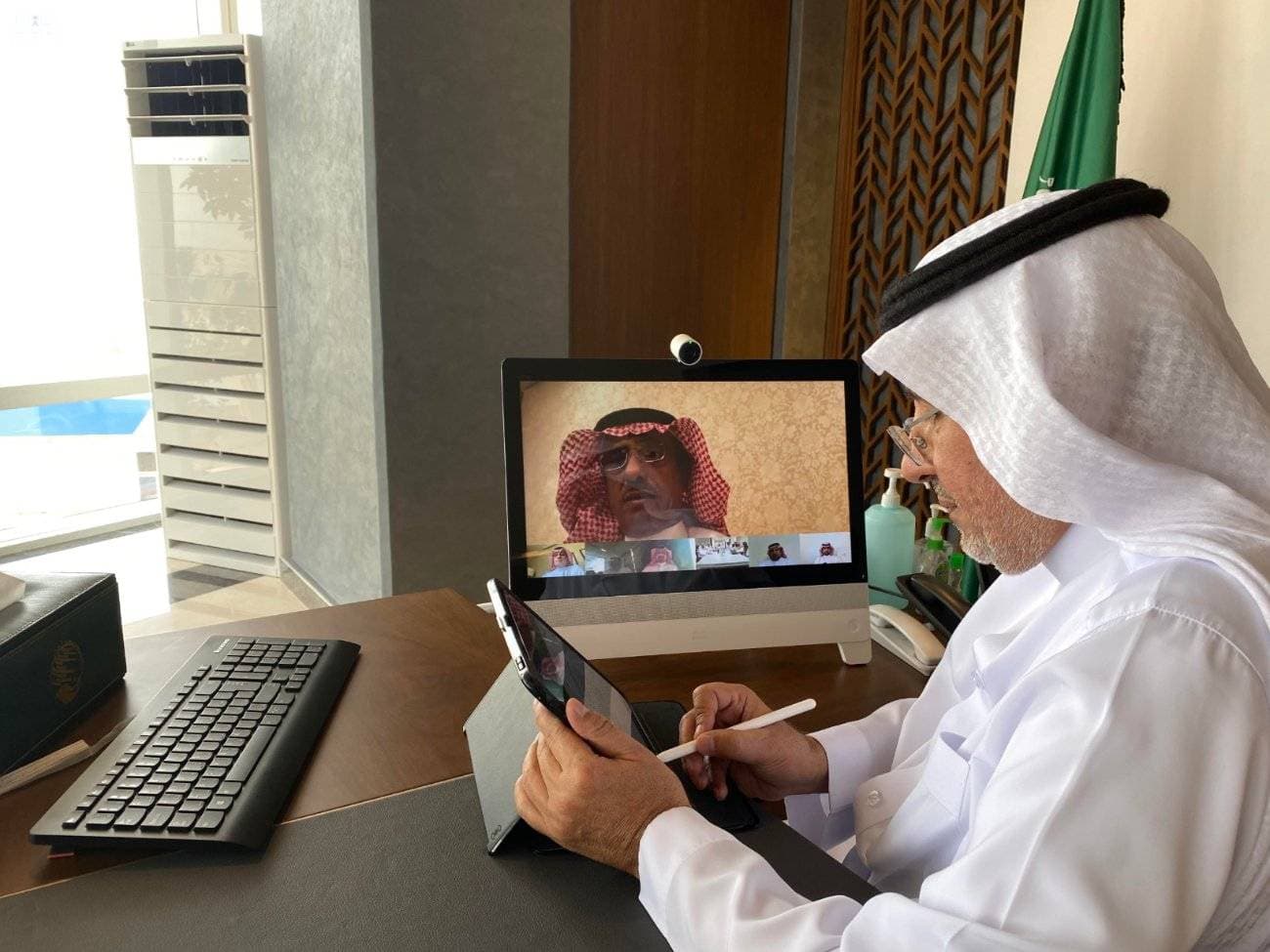 د. الربيعة خلال توقيع العقود.