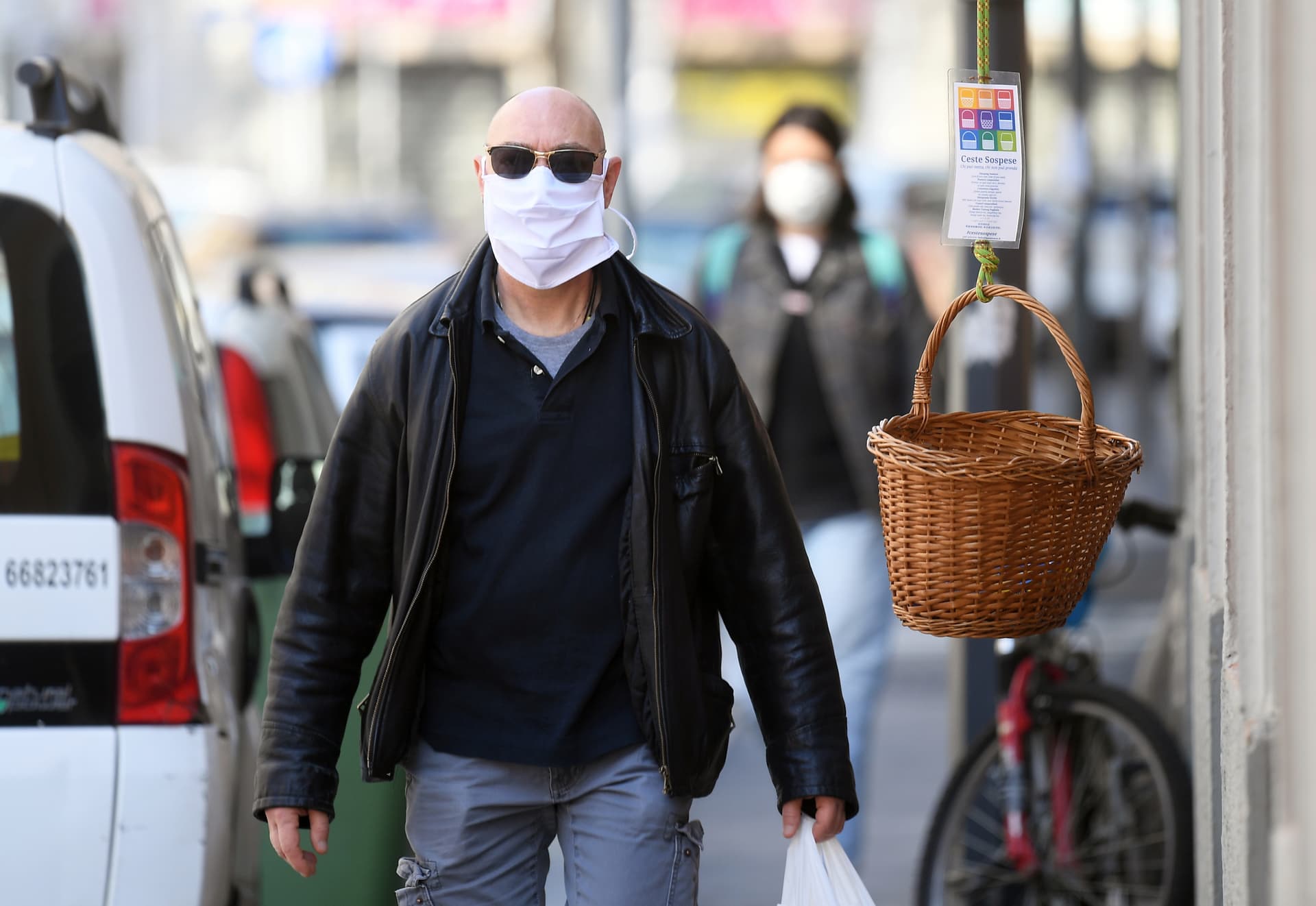 سلال القش المليئة بالمواد الغذائية في أحد شوارع مدينة ميلانو الإيطالية لمساعدة المتضررين من توقف الأعمال.  