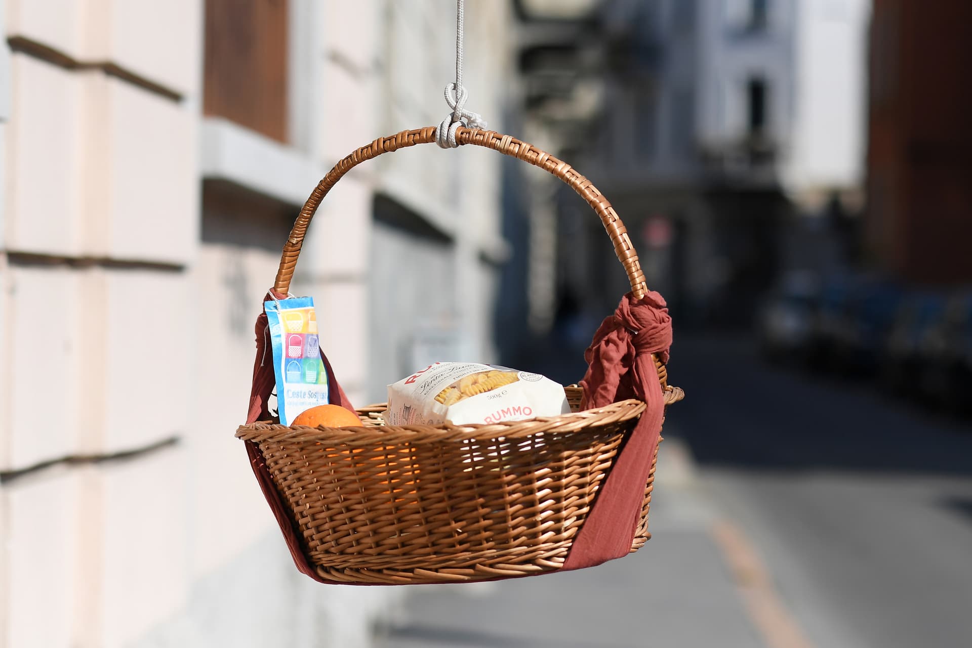 سلال القش المليئة بالمواد الغذائية في أحد شوارع مدينة ميلانو الإيطالية لمساعدة المتضررين من توقف الأعمال.  