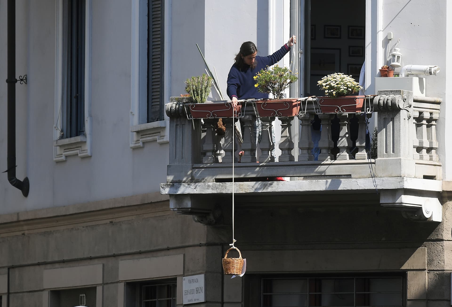 سلال القش المليئة بالمواد الغذائية في أحد شوارع مدينة ميلانو الإيطالية لمساعدة المتضررين من توقف الأعمال.  