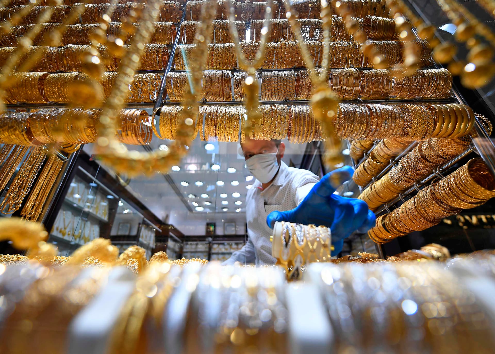 الذهب يستقر عند 1702 دولار للأوقية قبيل كلمة المركزي الأمريكي