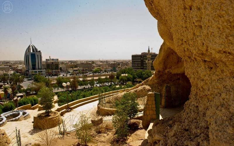 يعد الجبل من أبرز الأماكن التاريخية في الرياض.