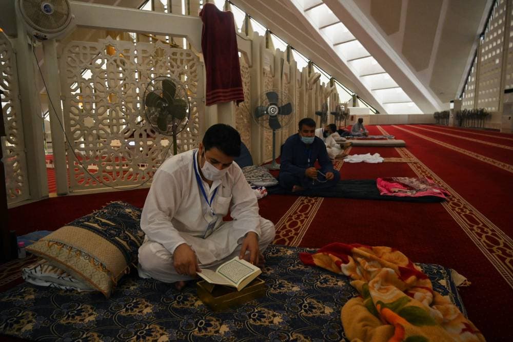 باكستانيون خلال الاعتكاف في أحد مساجد إسلام أباد. "الفرنسية"