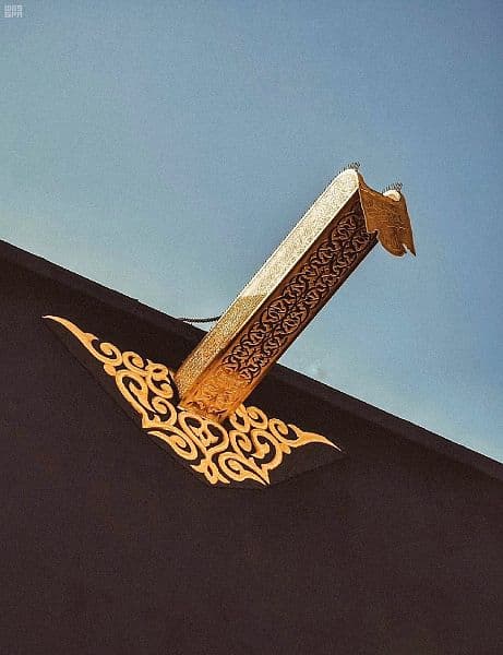 "الميزاب" عناية متعاقبة بأصغر قطعة في الكعبة المشرفة