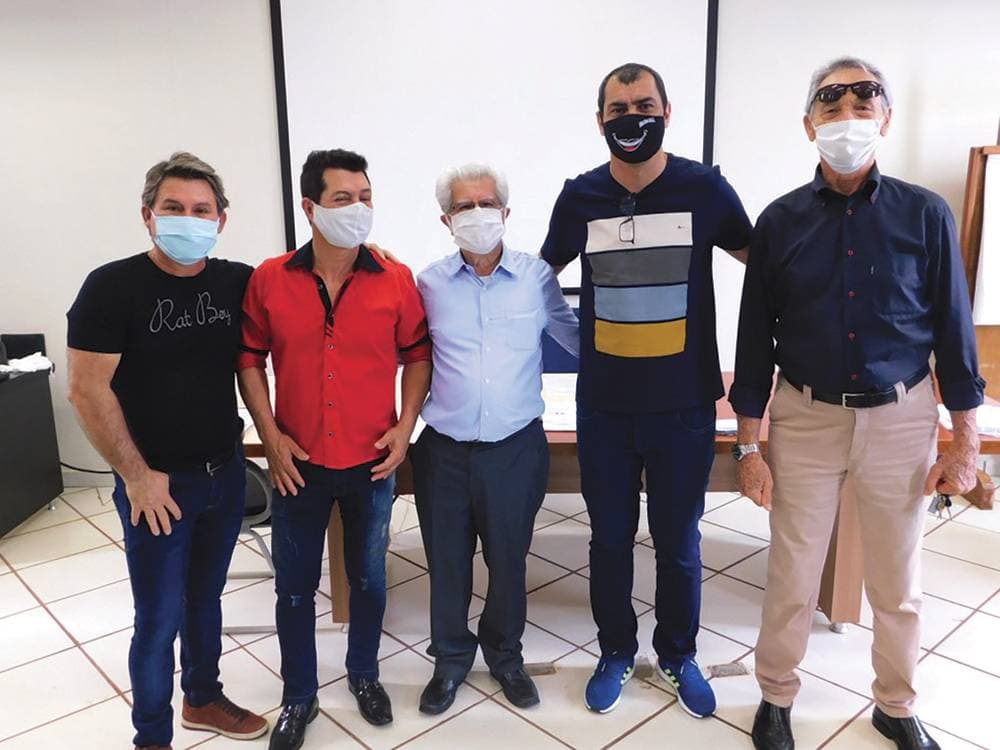 كاريلي برفقة رياضيين برازيليين خلال الزيارة للمستشفى.