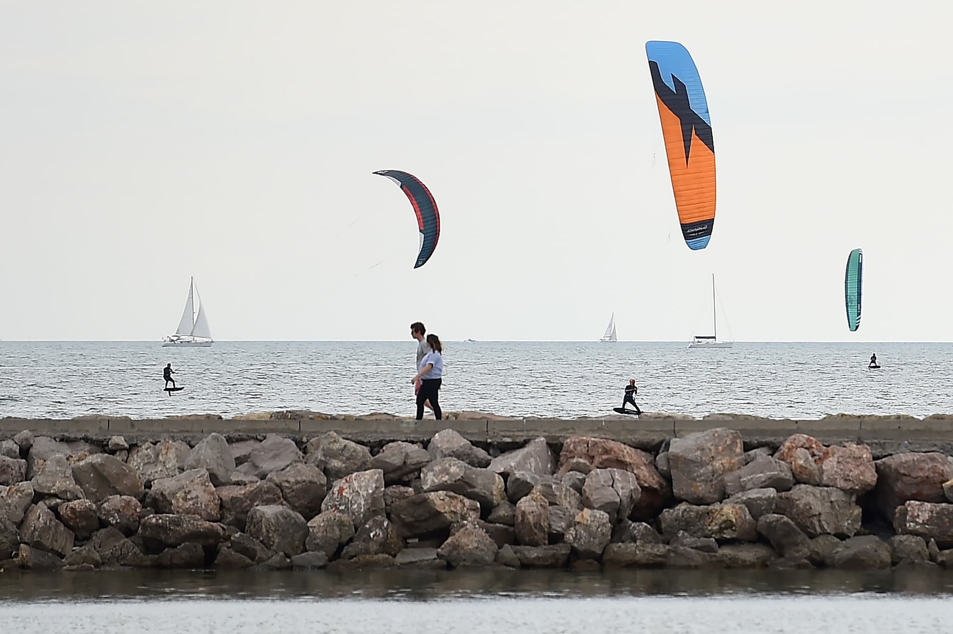 فرنسا تعيد فتح شواطئ الريفيرا بشروط