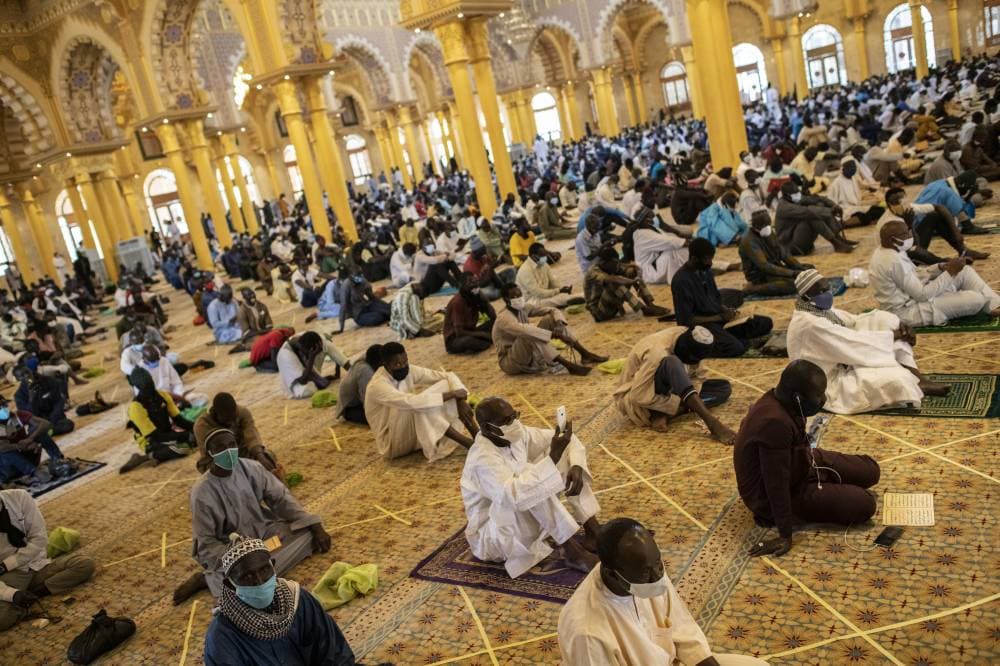 مصلون داخل أحد مساجد العاصمة السنغالية داكار.(أ. ب)