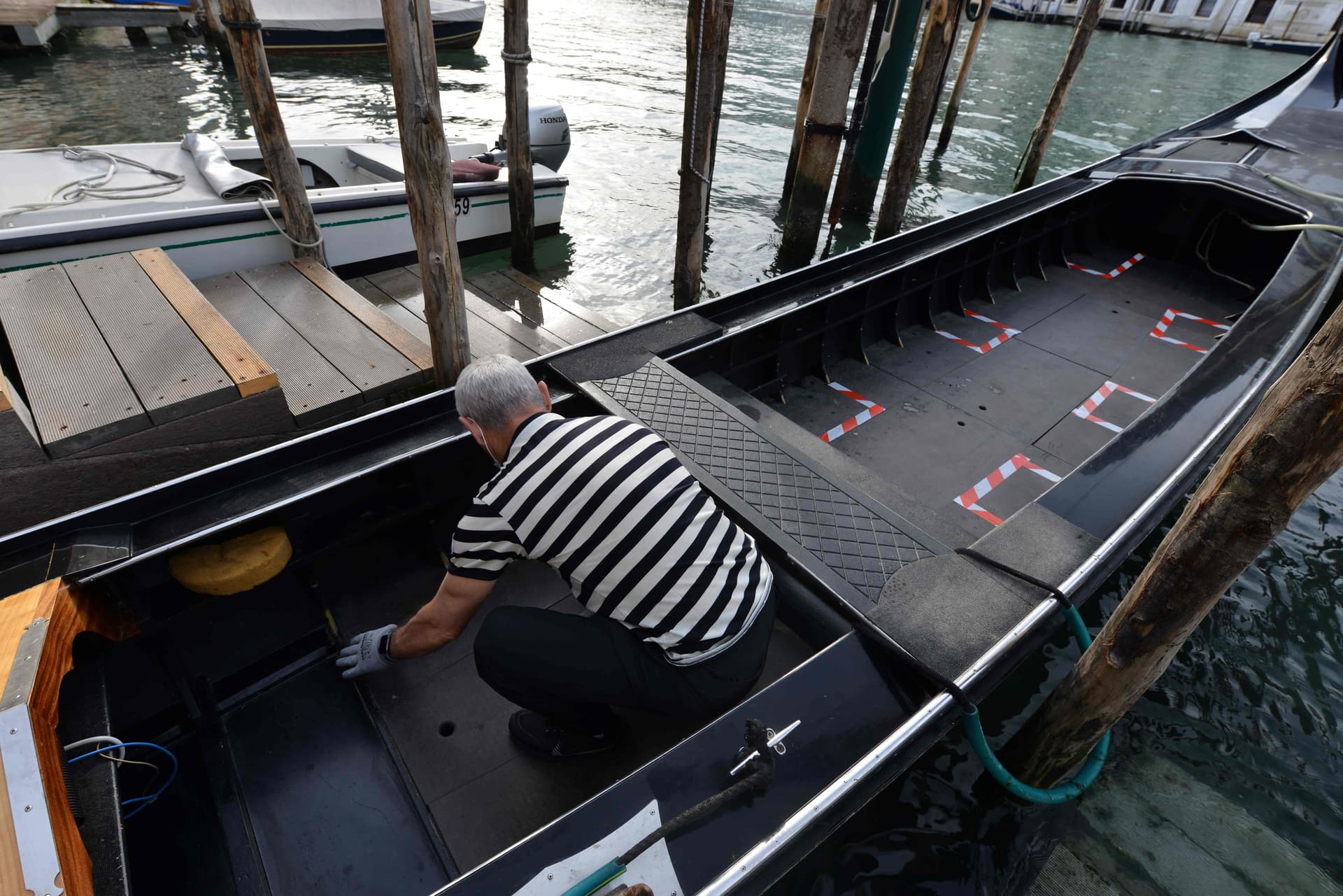 قوارب "الجندول" تعود إلى قنوات البندقية في انتظار السياح 