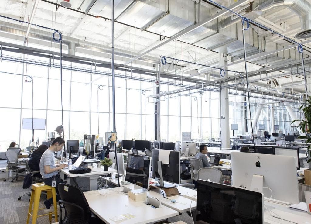 "فيسبوك" تستعد للعمل عن بعد بشكل دائم