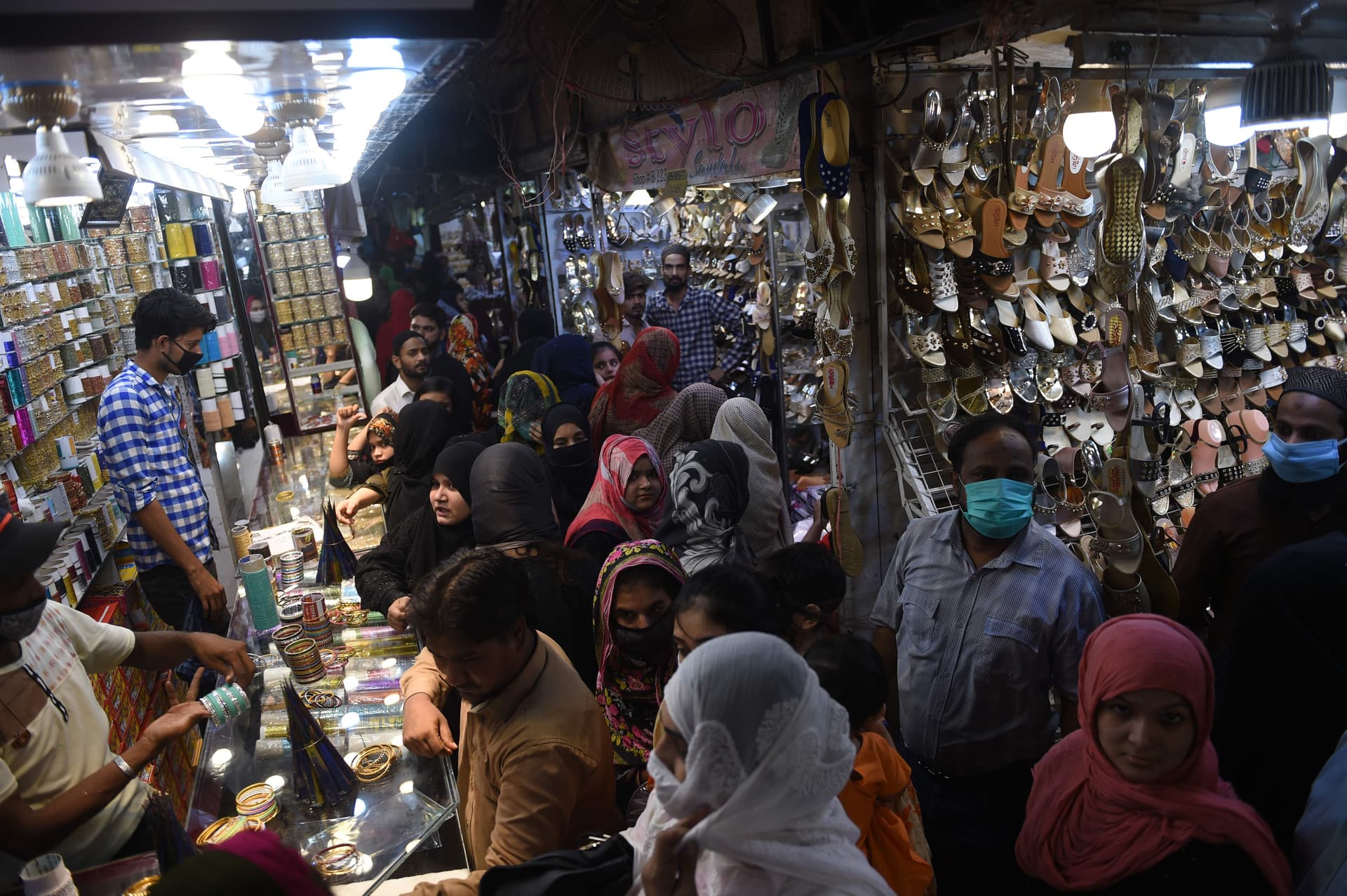 نساء يتسوقن في متجر للمجوهرات استعدادا لعيد الفطر في باكستان.