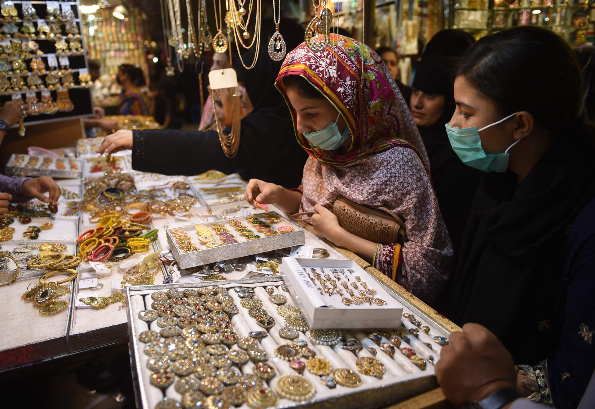 نساء يتسوقن في متجر للمجوهرات استعدادا لعيد الفطر في باكستان.