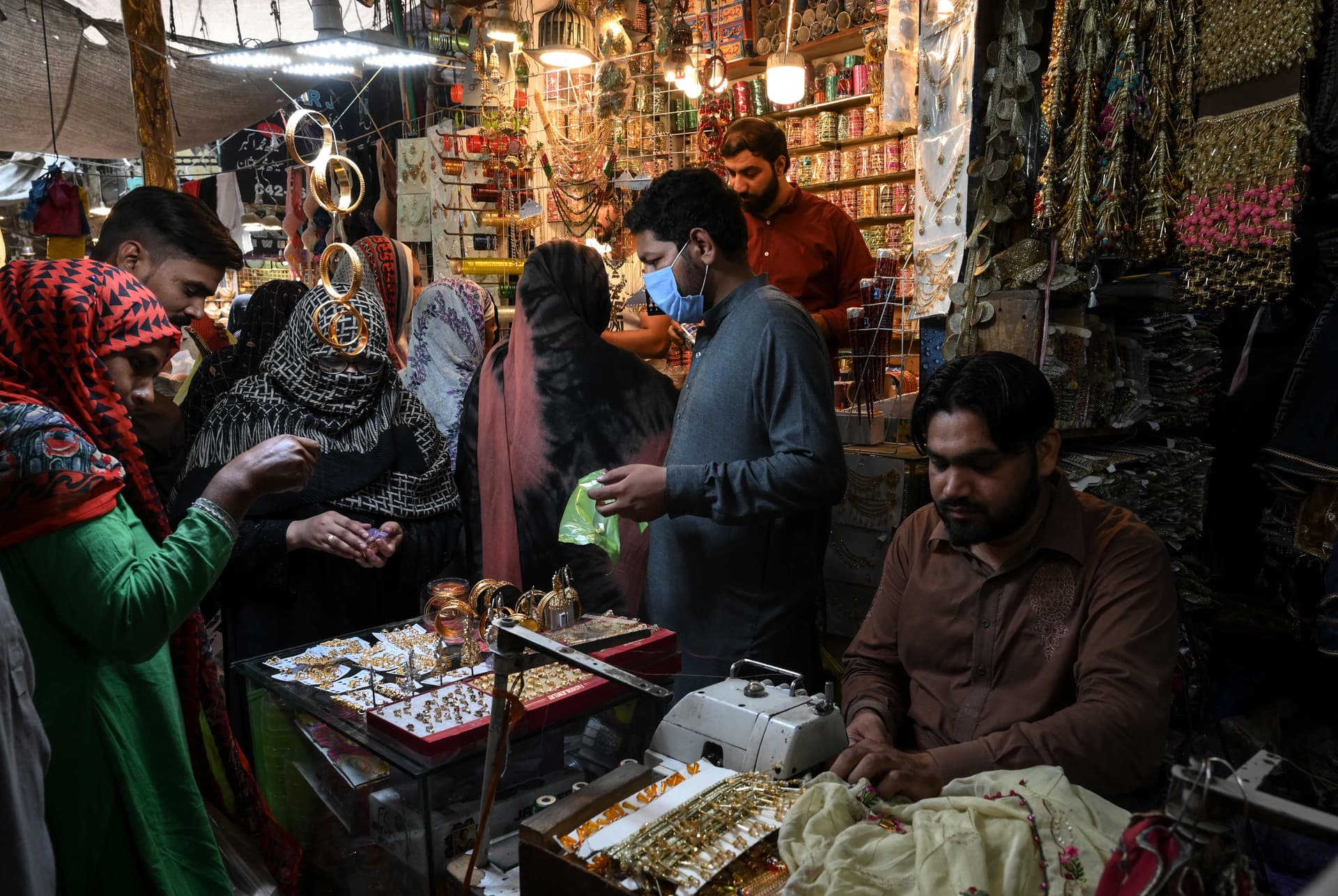 نساء يتسوقن في متجر للمجوهرات استعدادا لعيد الفطر في باكستان.