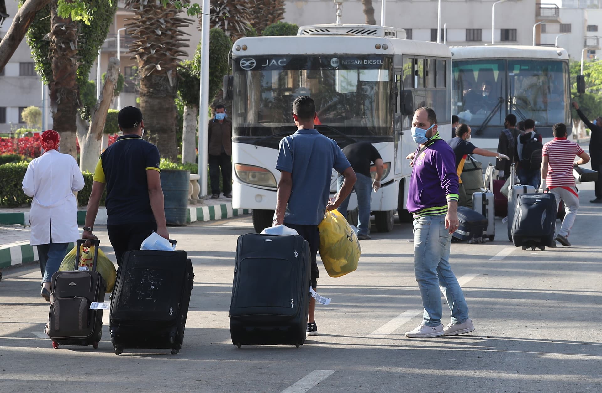 فقدان عمال أجانب لوظائفهم قد يخفض عدد سكان دول الخليج بنسبة تصل إلى 10% 