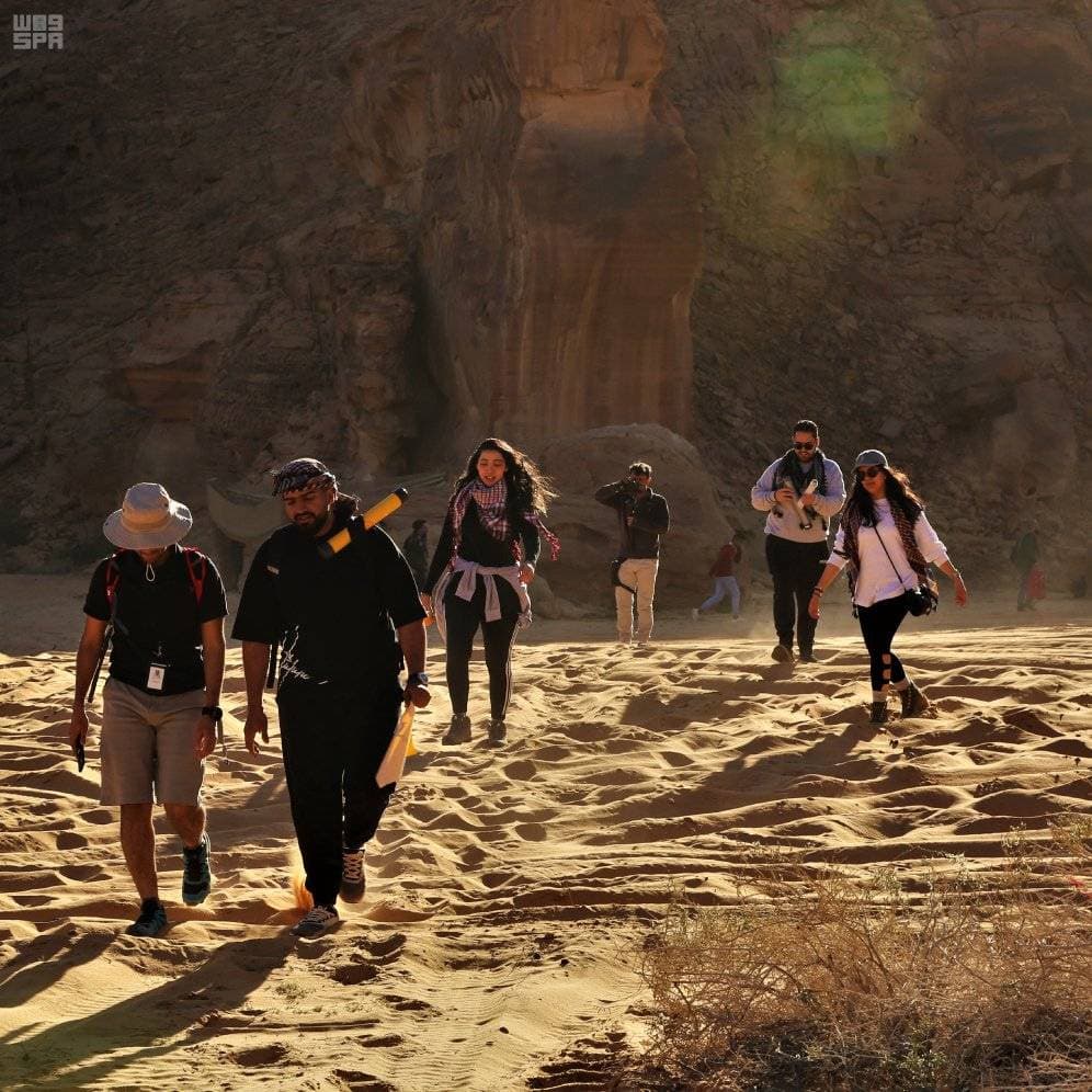 مجموعة من السياح يزورون معالم العلا التاريخية."واس"