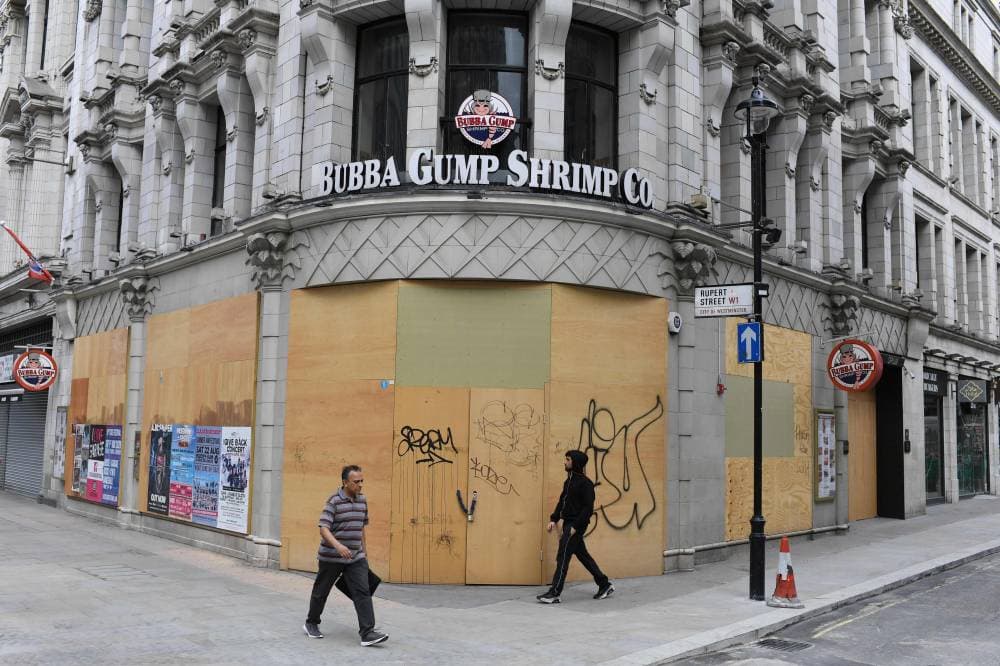 فرضت السلطات تدابير إغلاق احترازية أجبرت المواطنين على التسوق عبر الإنترنت."رويترز"