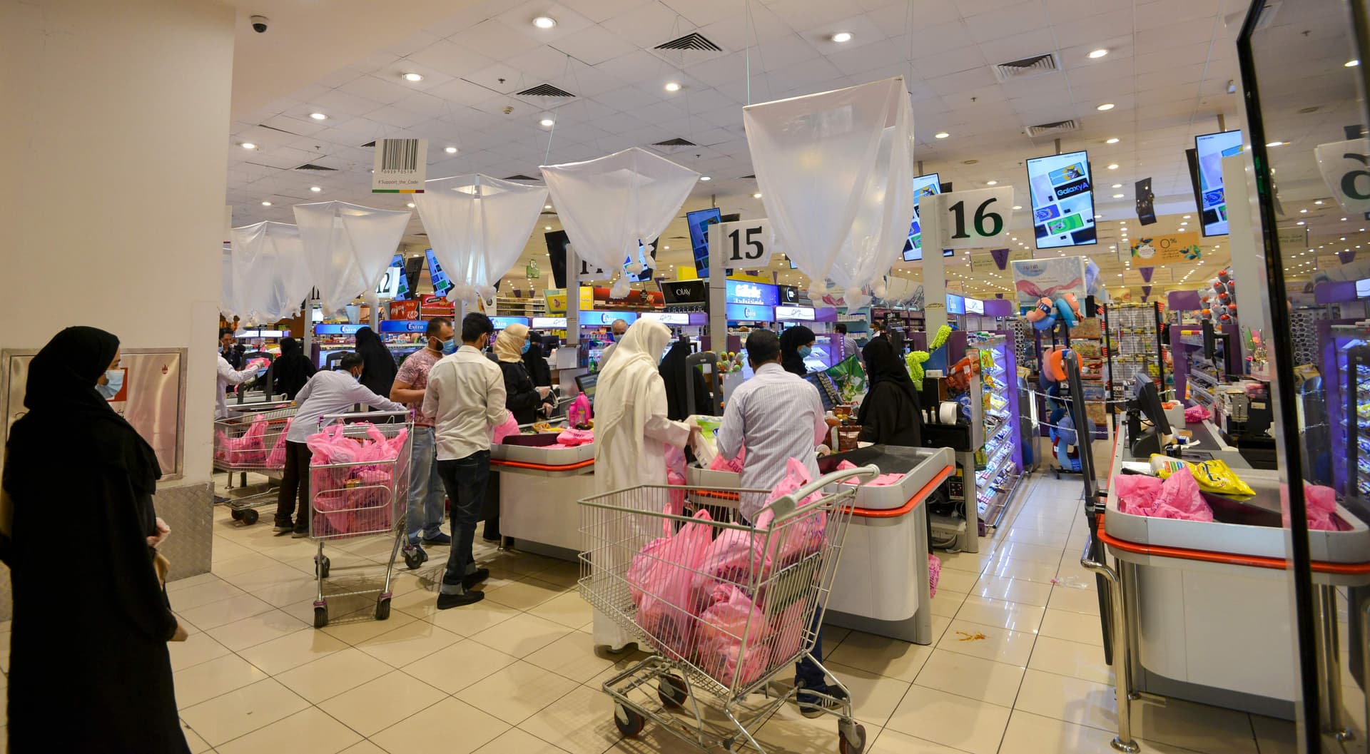 متسوقون في الرياض خلال شرائهم مستلزمات العيد قبل بدء منع التجول الكلي في المملكة