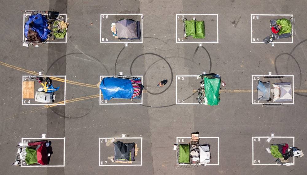 مربعات مرسومة على الأرض لوضع مسافة بين المتشردين في مدينة سان فرانسيسكو الأمريكية لضمان التباعد الاجتماعي في ظل أزمة كورونا. «الفرنسية »