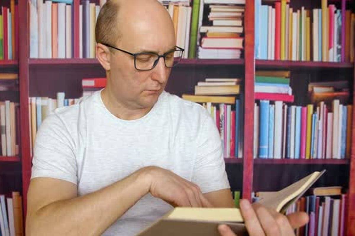 الطريقة التي يتم بها ترتيب الكتب تعطي لمحة عن شخصية صاحبها.