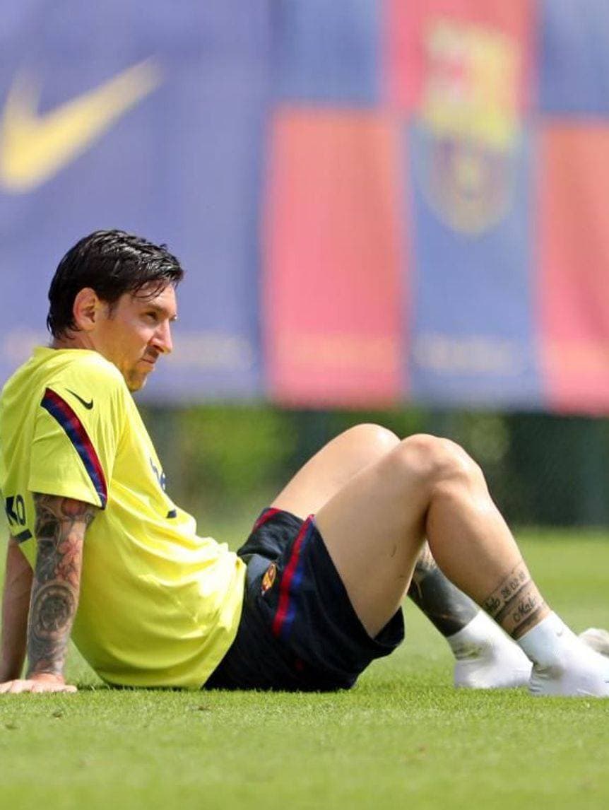 ميسي خلال تدريب برشلونة أمس.