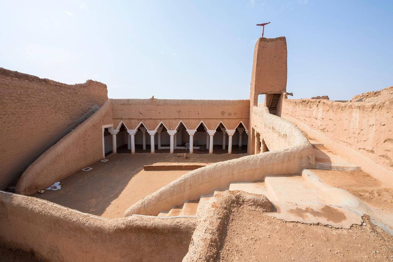 يعد المسجد من أبرز المعالم التراثية في بلدة ثرمداء القديمة."واس"