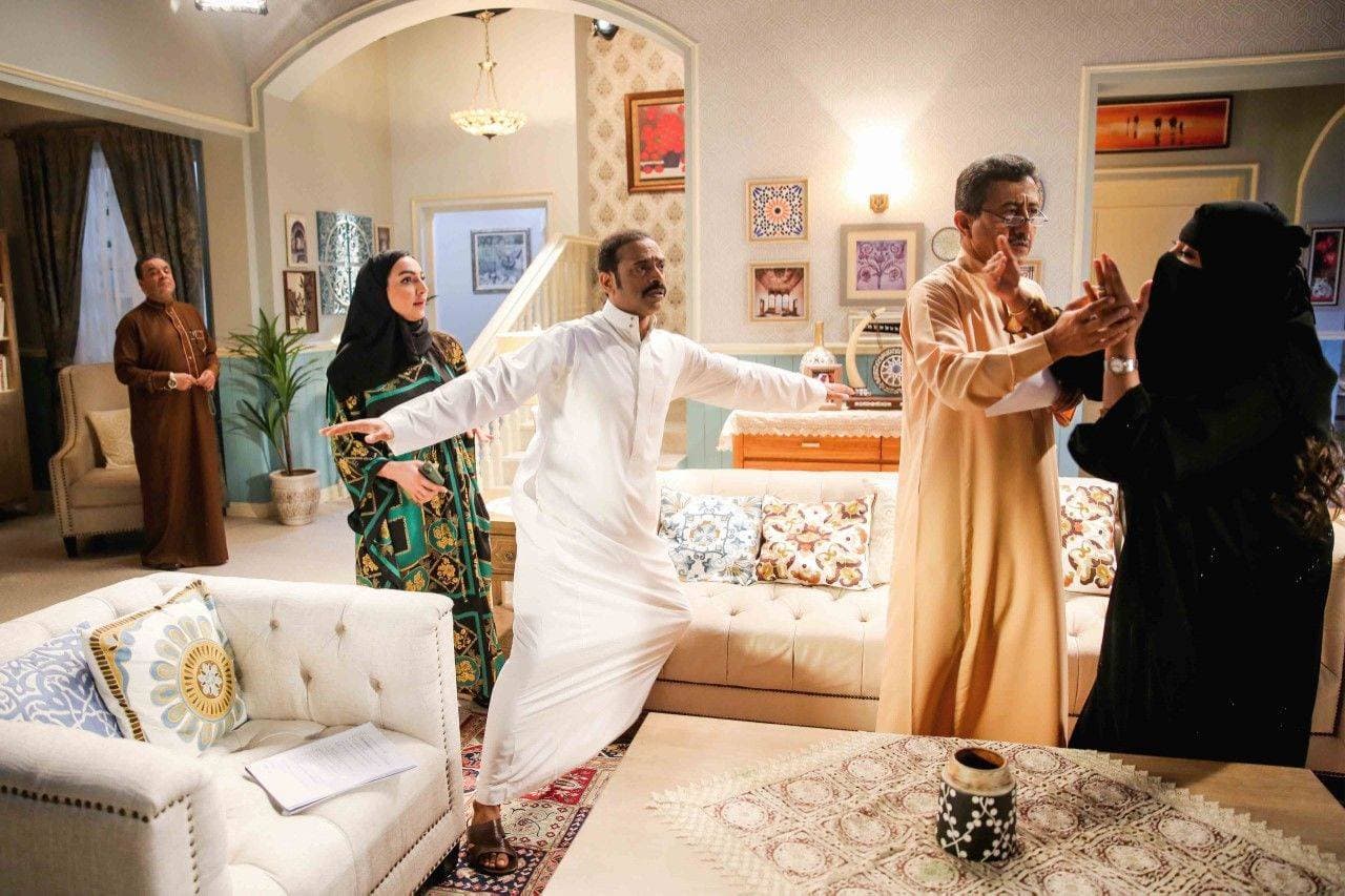 مشهد من العمل.