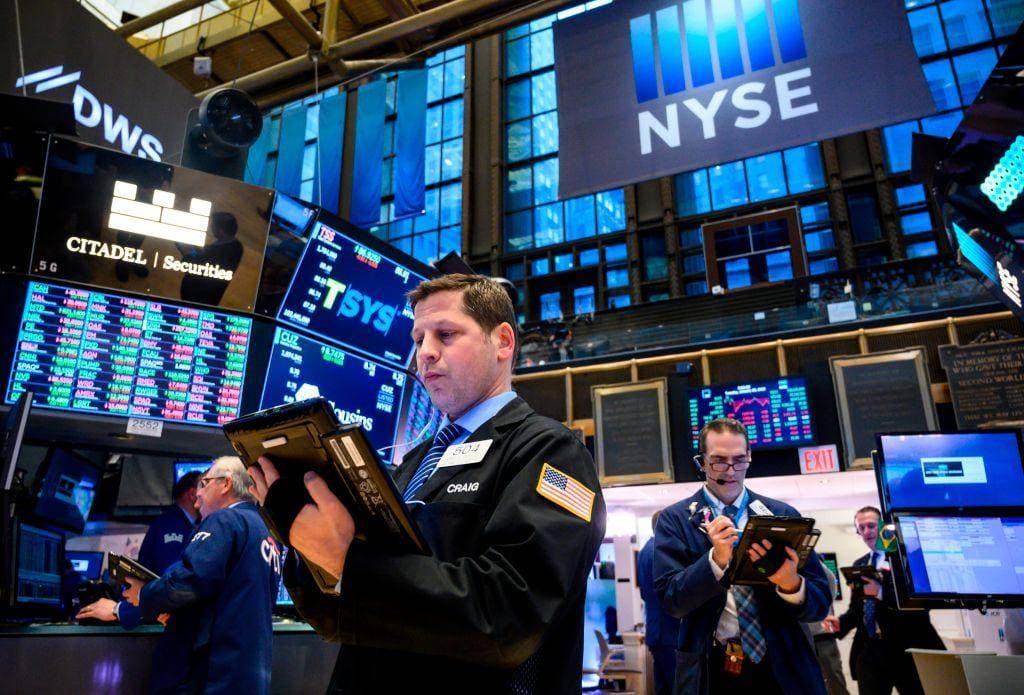 ارتفعت الأسهم الأمريكية أمس على الرغم من البيانات الاقتصادية السلبية، ومع اتجاه الاقتصاد إلى استئناف نشاطه. 