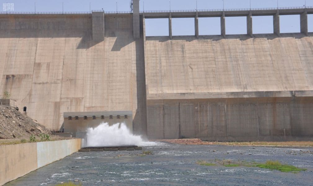 افتتاح بوابات سد وادي بيش في جازان لمدة شهر