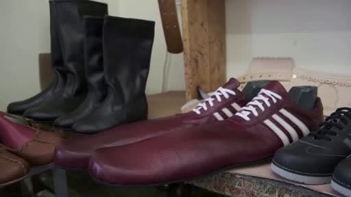 من أجل التباعد الاجتماعي .. إسكافي روماني يصنع أحذية بمقاس 75