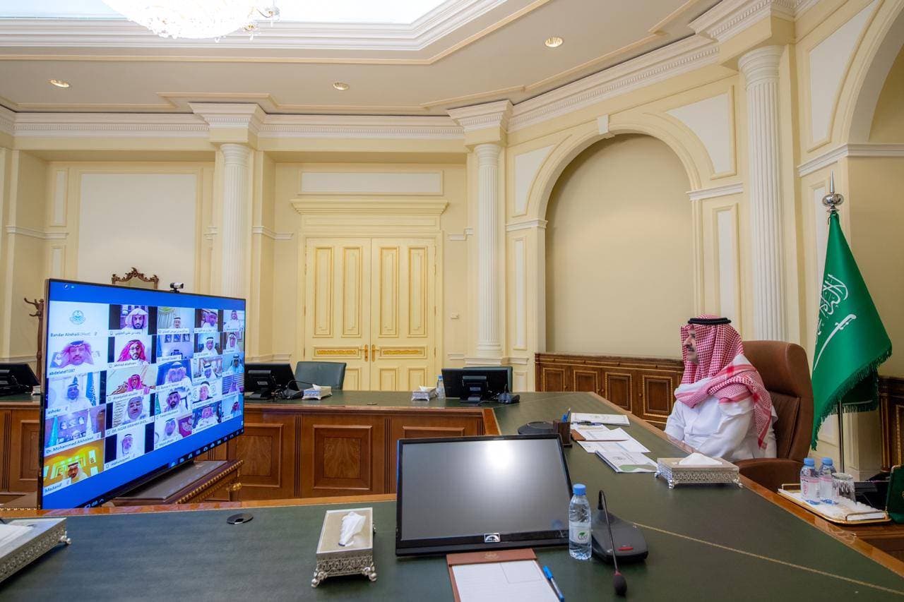 الأمير فيصل بن سلمان خلال الاجتماع الافتراضي.