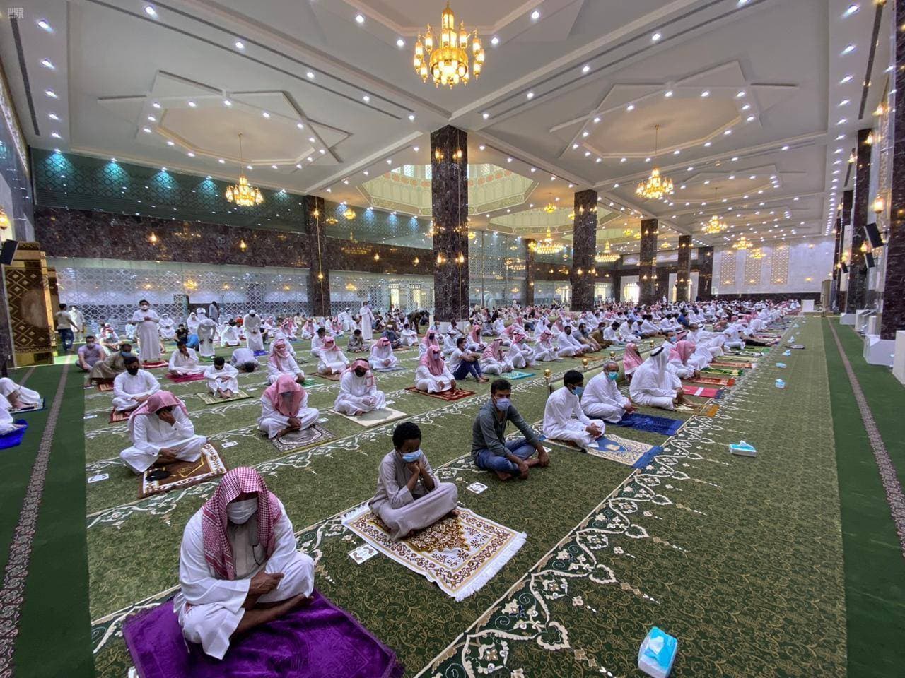التزام المصلين في مساجد المملكة بالتباعد والإجراءات الاحترازية. «واس »