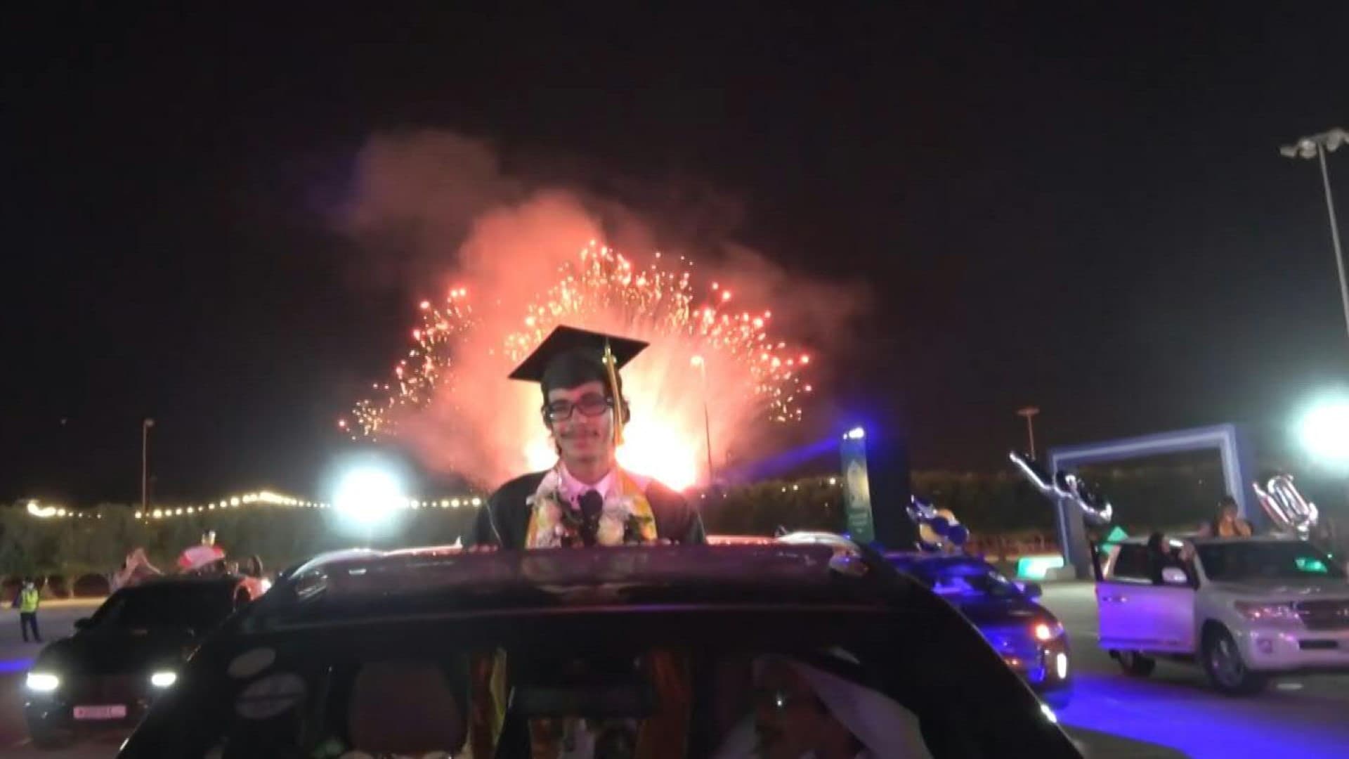 حفل تخريج طلاب من السيارات في البحرين بسبب كوفيد 19 