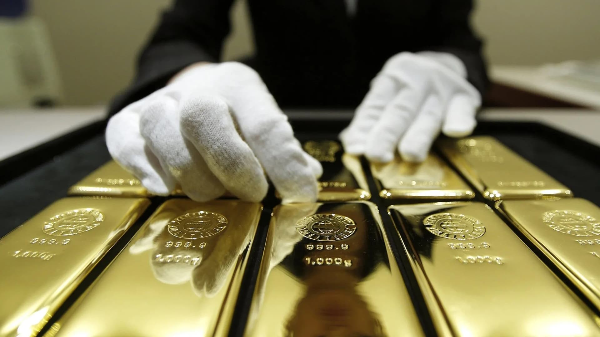 الذهب يرتفع إلى 1726 دولار بعد إجراءات الدعم من المركزي الأمريكي