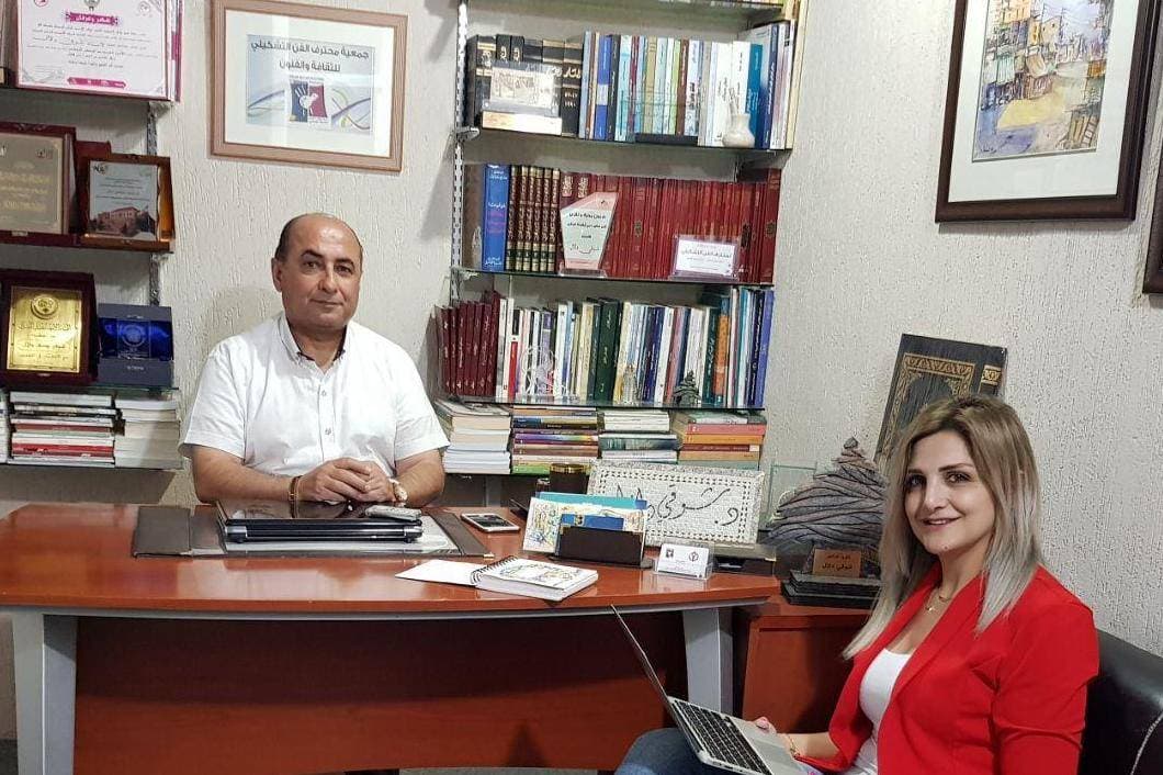 الفنان شوقي دلال خلال لقائه الزميلة أميرة حمادة.