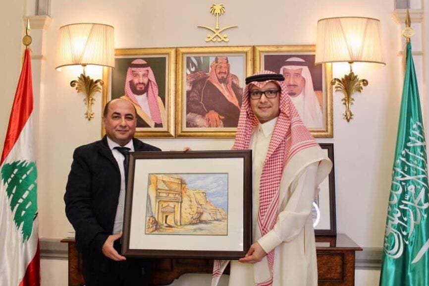 الفنان شوقي دلال يقدم عمل العلا للدكتور وليد بخاري سفير المملكة في لبنان.