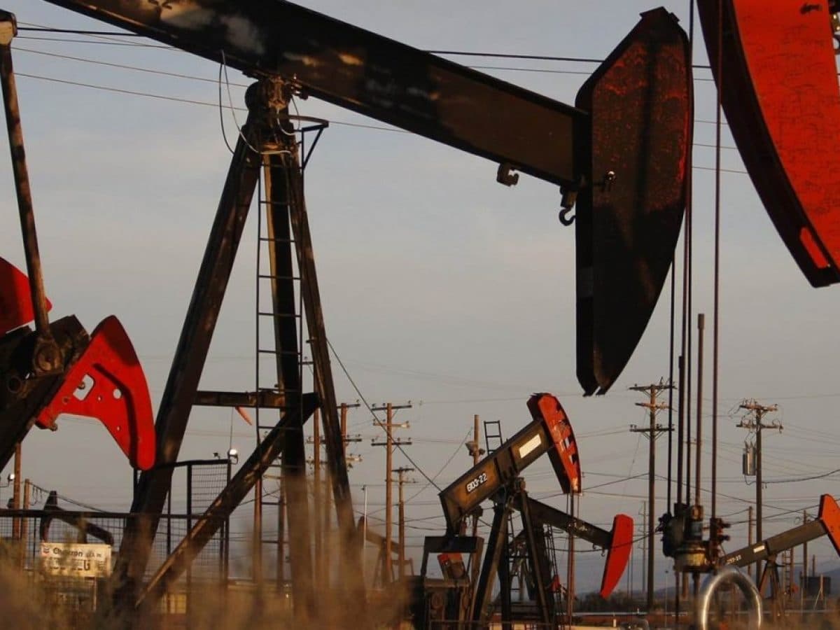النفط يهبط 0.6% بفعل مخاوف من تضخم المخزونات الأمريكية