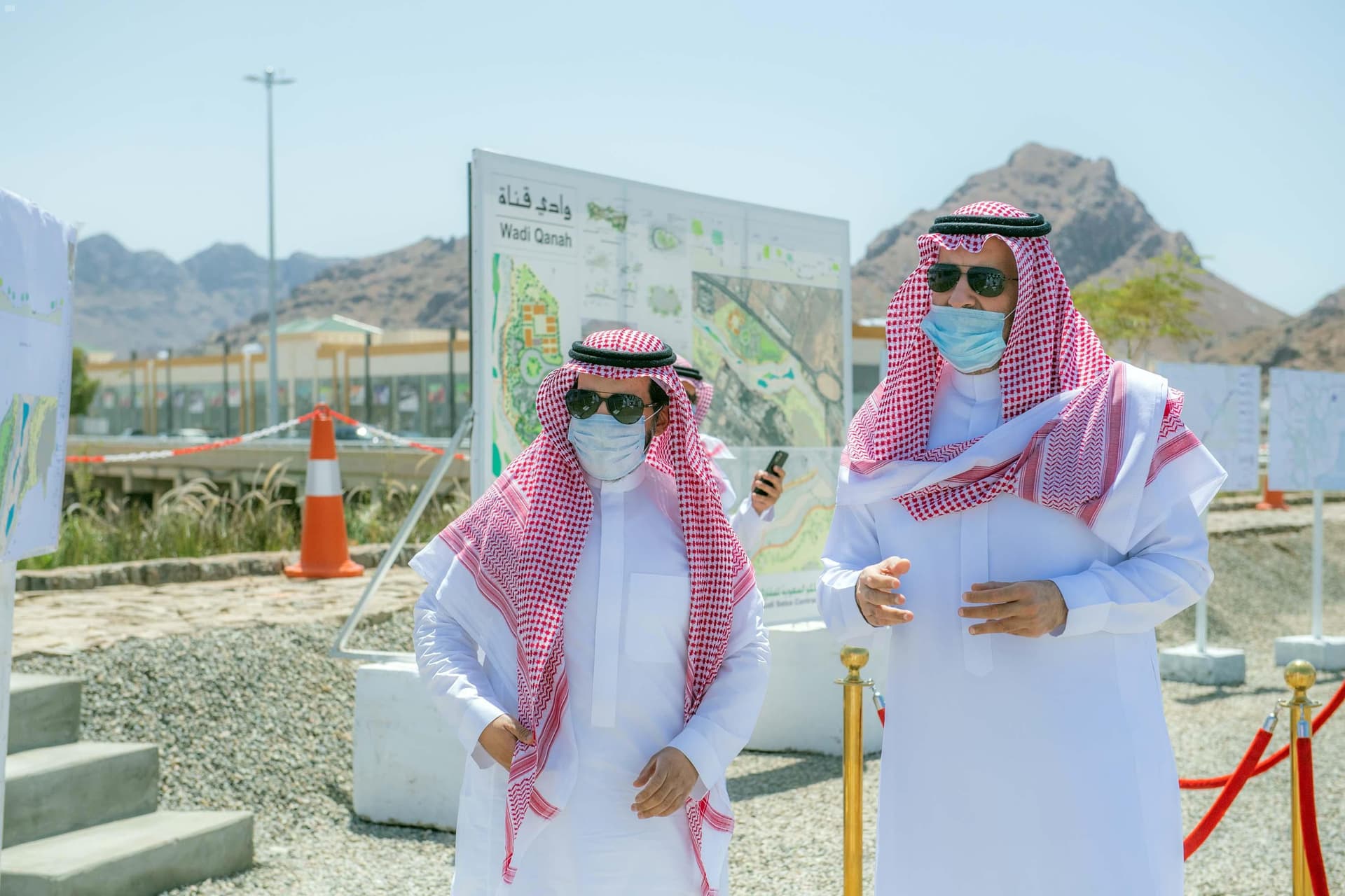  أمير المدينة المنورة يتفقد سير العمل في مشروع التأهيل البيئي لوادي قناة