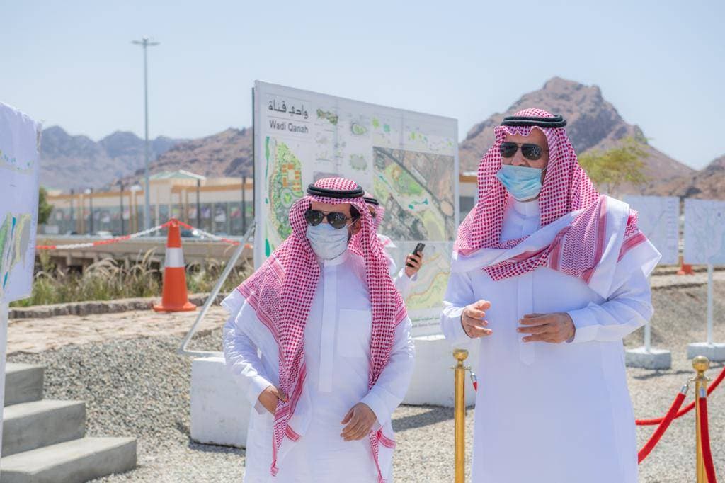 الأمير فيصل بن سلمان خلال تفقد سير العمل في مشروع التأهيل البيئي لوادي قناة.