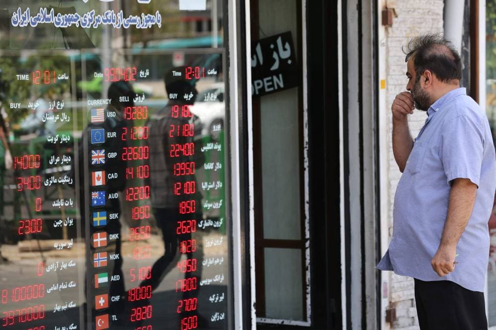 الاضطرابات في أسواق الصرف تؤدي إلى ضغوط متزايدة على الحكومة. "الفرنسية"