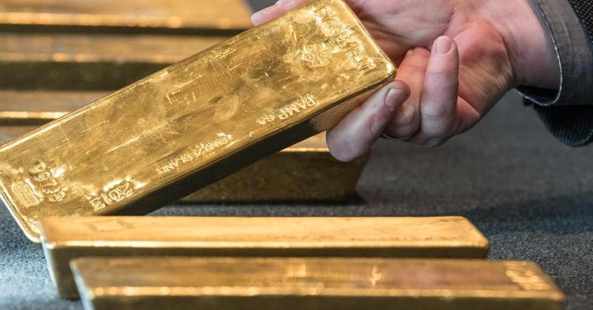 الذهب ينخفض إلى 1752 دولار ومخاوف كورونا تحد من الخسائر