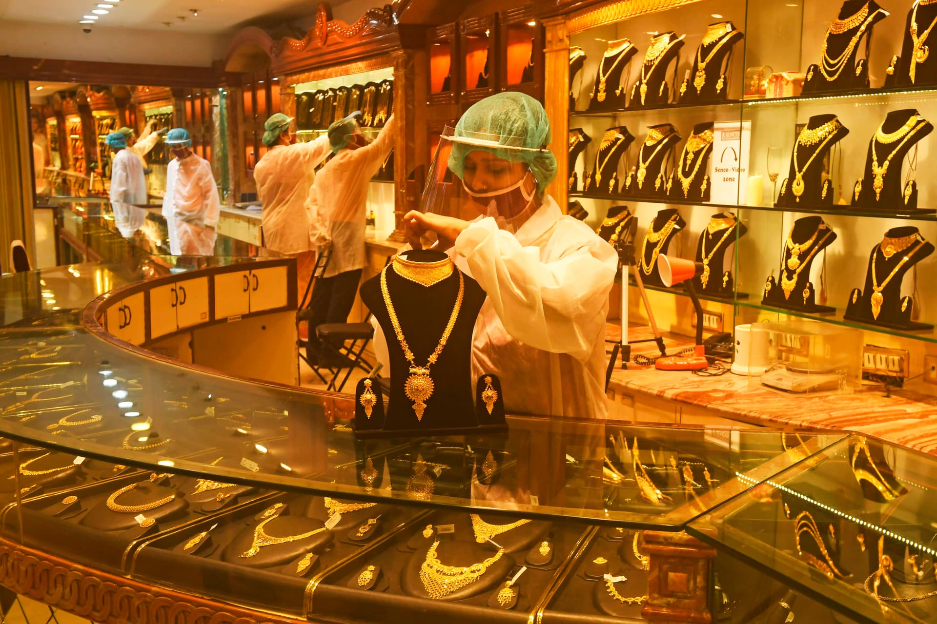 الذهب يقفز لأعلى مستوى منذ أكتوبر 2012 مع تعثر الدولار