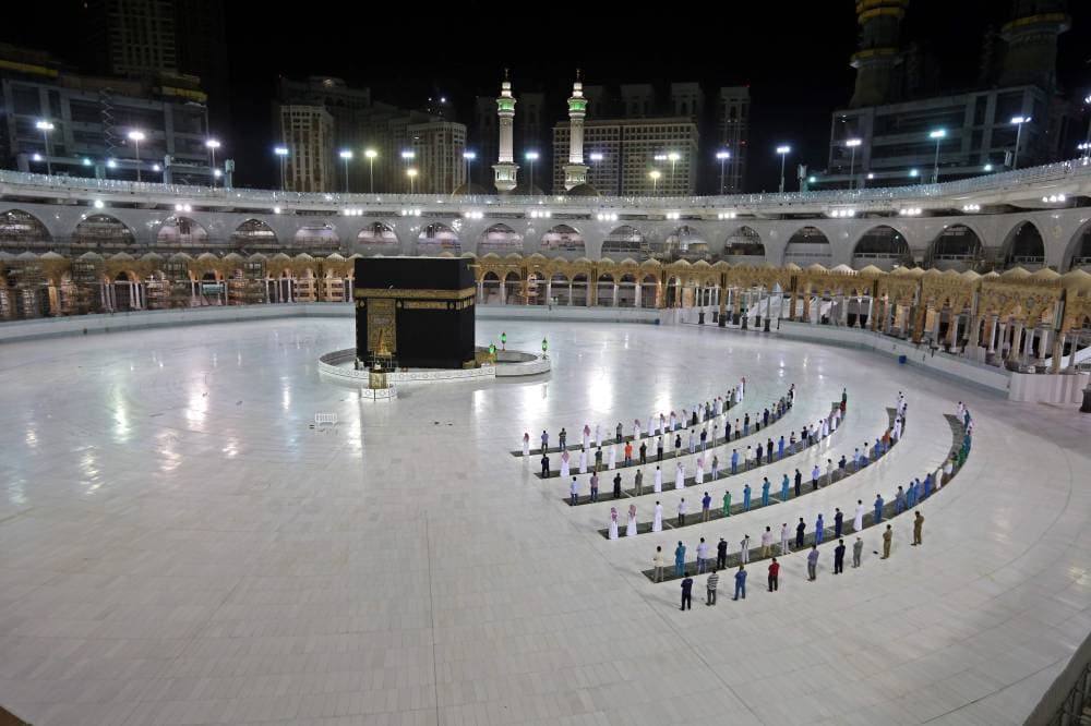 وإعداد خطط التفويج للمسجد الحرام، وجميع مراحل المناسك بما يضمن الالتزام بالمعايير التي حددتها وزارة الصحة. "الفرنسية"